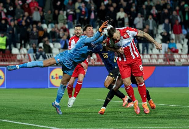 (251107) -- BELGRADE, Nov. 7, 2025 -- Crvena Zvezda s Marko Arnautovic (front R) vies with LOSC Lille s goalkeeper Berke Ozer (front L) during the UEFA Europa League football match between Crvena Zvezda and LOSC Lille in Belgrade, Serbia, on Nov. 6, 2025. (Photo by Xinhua) (SP)SERBIA-BELGRADE-FOOTBALL-UEFA EUROPA LEAGUE-CRVENA ZVEZDA VS LOSC LILLE PredragxMilosavljevic 