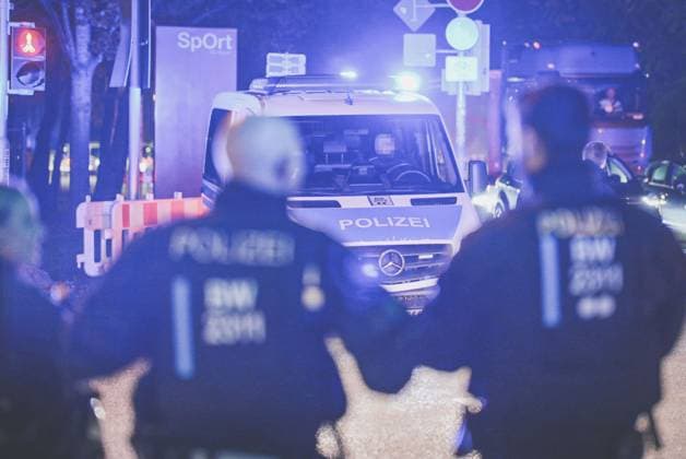 Hochrisikospiel in Stuttgart, Polizisten sind in Stuttgart im Einsatz. Fans der Feyenoord laufen von Untertürkheim in Richtung Stadion. Einzelne Personen haben sich nach Angaben der Polizei vermummt. Auch ein Wasserwerfer ist zum Einsatz gekommen. Stuttgart Baden-Württemberg Deutschland Stuttgart *** High-risk game in Stuttgart, police officers are on duty in Stuttgart Feyenoord fans run from Untertürkheim towards the stadium According to the police, some people have masked themselves A water cannon has also been used Stuttgart Baden Württemberg Germany Stuttgart Copyright: x xonw-imagesx xEnriquexKaczorx
