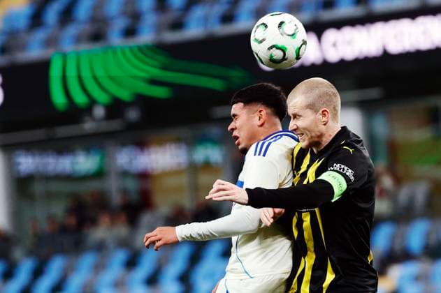 GÖTEBORG, SVERIGE 20251106 Strasbourgs Kendry Paez och Häckens Simon Gustafson under torsdagens fotbollsmatch i Conference League, tredje omgangen, mellan BK Häcken och RC Strasbourg Alsace pa Gamla Ullevi. GÖTEBORG SVERIGE x9200x