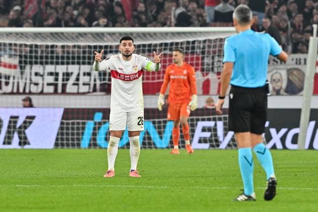 Europa League; VfB Stuttgart - Feyenoord Rotterdam; 06.11.2025 STUTTGART, DEUTSCHLAND - 6. NOVEMBER: Deniz UNDAV (VfB Stuttgart 26) ist mit der Entscheidung von Referee Horatiu FESNIC nicht einverstanden beim Ligaspiel zwischen dem VfB Stuttgart und Feyenoord Rotterdam am 4. Spieltag der Europa League in der MHP-Arena am 06.11.2025 Copyright: xBEAUTIFULxSPORTS Goldbergx