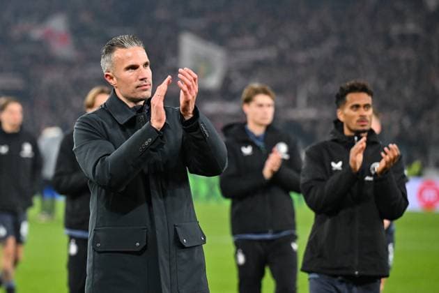 Europa League; VfB Stuttgart - Feyenoord Rotterdam; 06.11.2025 STUTTGART, DEUTSCHLAND - 6. NOVEMBER: die Mannschaft von Robin Van PERSIE Trainer Feyenoord Rotterdam bedankt sich nach der Partie bei den mitgereisten Fans beim Ligaspiel zwischen dem VfB Stuttgart und Feyenoord Rotterdam am 4. Spieltag der Europa League in der MHP-Arena am 06.11.2025 Copyright: xBEAUTIFULxSPORTS Goldbergx