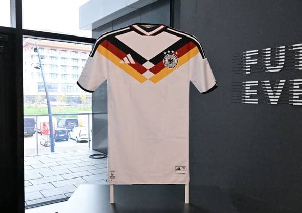 07.11.2025, xsltx, Fussball DFB Medientermine, DFB-Bundestag v.l. Das neue Trikot der Deutschen Fußballnationalmannschaft (DFL DFB REGULATIONS PROHIBIT ANY USE OF PHOTOGRAPHS as IMAGE SEQUENCES and or QUASI-VIDEO)