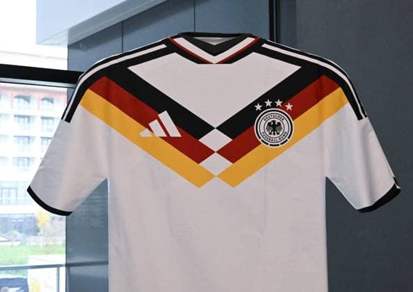 07.11.2025, xsltx, Fussball DFB Medientermine, DFB-Bundestag v.l. Das neue Trikot der Deutschen Fußballnationalmannschaft (DFL DFB REGULATIONS PROHIBIT ANY USE OF PHOTOGRAPHS as IMAGE SEQUENCES and or QUASI-VIDEO)