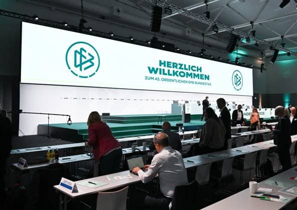 07.11.2025, xsltx, Fussball DFB Medientermine, DFB-Bundestag v.l. Die Futsalhalle des DFB-Campus als Sitzungssaal (DFL DFB REGULATIONS PROHIBIT ANY USE OF PHOTOGRAPHS as IMAGE SEQUENCES and or QUASI-VIDEO)