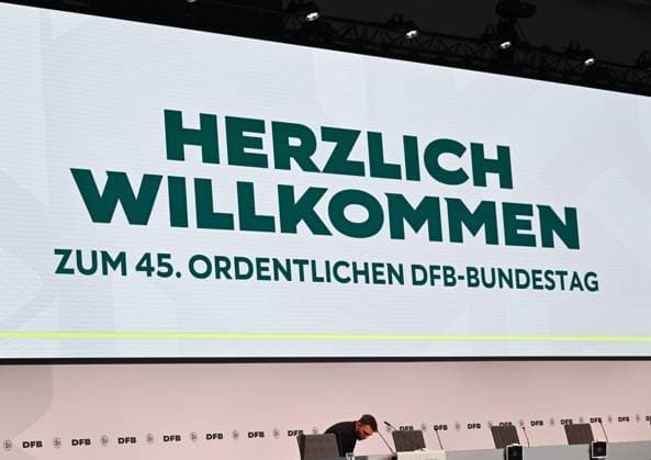 07.11.2025, xsltx, Fussball DFB Medientermine, DFB-Bundestag v.l. Begrüßung zum DFB-Bundestag (DFL DFB REGULATIONS PROHIBIT ANY USE OF PHOTOGRAPHS as IMAGE SEQUENCES and or QUASI-VIDEO)