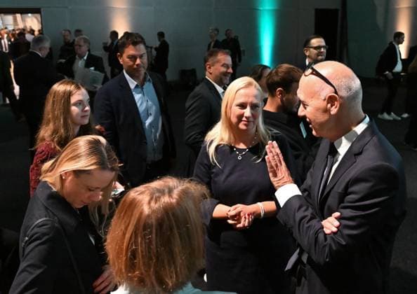 07.11.2025, xsltx, Fussball DFB Medientermine, DFB-Bundestag v.l. Mehr Frauen beim DFB in Verantwortung? Rechts sprechen die Hessische Ministerin für Familie, Senioren, Gesundheit und Pflege Diana Stolz und Bernd Neuendorf (DFB-Präsident) . (DFL DFB REGULATIONS PROHIBIT ANY USE OF PHOTOGRAPHS as IMAGE SEQUENCES and or QUASI-VIDEO)