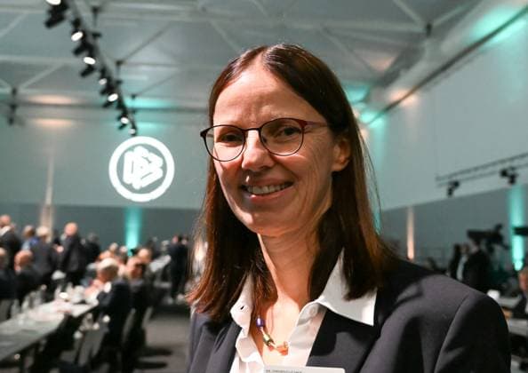 07.11.2025, xsltx, Fussball DFB Medientermine, DFB-Bundestag v.l. Prof. Dr. Silke Sinning (DFB Vizepräsidentin für Bildung, Freizeit- und Breitenfußball) (DFL DFB REGULATIONS PROHIBIT ANY USE OF PHOTOGRAPHS as IMAGE SEQUENCES and or QUASI-VIDEO)