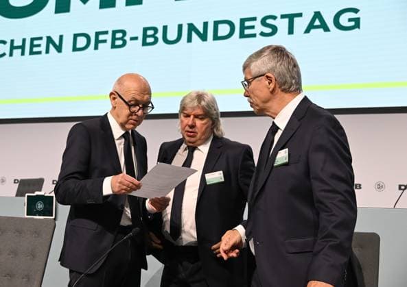 07.11.2025, xsltx, Fussball DFB Medientermine, DFB-Bundestag v.l. Die Agenda zum Bundestag studieren Bernd Neuendorf (DFB-Präsident), Ronny Zimmermann (DFB 1. Vizepräsident Amateure Regional- und Landesverbände), Ralph-Uwe Schaffert (DFB Vizepräsident für sozialpolitische Aufgaben und DFB-Stiftungen, Satzungsfragen) (DFL DFB REGULATIONS PROHIBIT ANY USE OF PHOTOGRAPHS as IMAGE SEQUENCES and or QUASI-VIDEO)