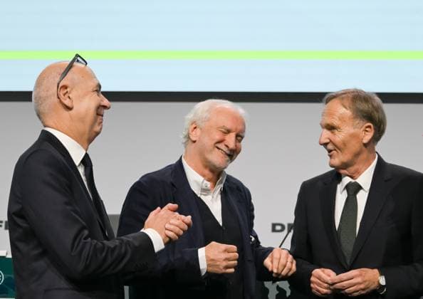 07.11.2025, xsltx, Fussball DFB Medientermine, DFB-Bundestag v.l. Heiterere Dialog Bernd Neuendorf (DFB-Präsident), Rudi Völler (Direktor der Männer A-Nationalmannschaft), Hans-Joachim Watzke (DFL Vizepräsident) (DFL DFB REGULATIONS PROHIBIT ANY USE OF PHOTOGRAPHS as IMAGE SEQUENCES and or QUASI-VIDEO)