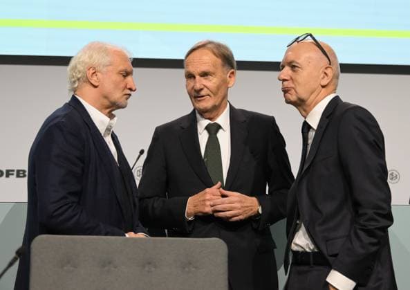 07.11.2025, xsltx, Fussball DFB Medientermine, DFB-Bundestag v.l. Rudi Völler (Direktor der Männer A-Nationalmannschaft), Hans-Joachim Watzke (DFL Vizepräsident), Bernd Neuendorf (DFB-Präsident) (DFL DFB REGULATIONS PROHIBIT ANY USE OF PHOTOGRAPHS as IMAGE SEQUENCES and or QUASI-VIDEO)