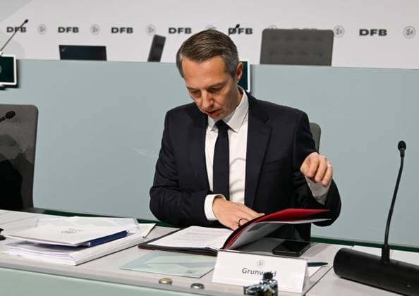 07.11.2025, xsltx, Fussball DFB Medientermine, DFB-Bundestag v.l. Stephan Grundwald (DFB Schatzmeister) (DFL DFB REGULATIONS PROHIBIT ANY USE OF PHOTOGRAPHS as IMAGE SEQUENCES and or QUASI-VIDEO)