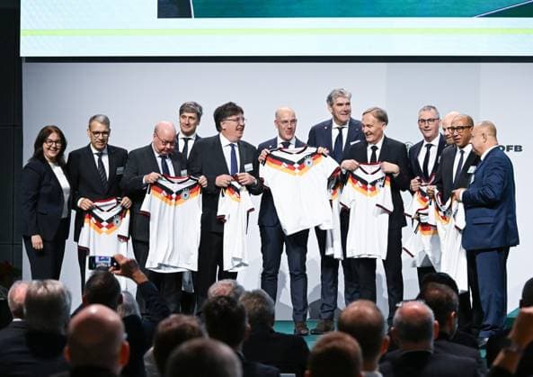 07.11.2025, xsltx, Fussball DFB Medientermine, DFB-Bundestag v.l. Repräsentanten des deutschen und internationalen Fußballs präsentieren das neue Trikot der Deutschen Nationalmannschaft, li. Heike Ullrich (DFB-Generalsekretärin) (DFL DFB REGULATIONS PROHIBIT ANY USE OF PHOTOGRAPHS as IMAGE SEQUENCES and or QUASI-VIDEO)
