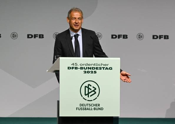 07.11.2025, xsltx, Fussball DFB Medientermine, DFB-Bundestag v.l. Jürgen Klinsmann (Ehrenspielfühgrer des DFB) hielt die Laudation für Bernhard Dietz (Kapitän der Europameistermannschaft von 1980), der im Rahmen des Bundestags ebenfalls zum Ehrenspielführer ernannt wurde (DFL DFB REGULATIONS PROHIBIT ANY USE OF PHOTOGRAPHS as IMAGE SEQUENCES and or QUASI-VIDEO)