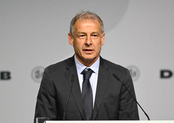 07.11.2025, xsltx, Fussball DFB Medientermine, DFB-Bundestag v.l. Jürgen Klinsmann (Ehrenspielfühgrer des DFB) hielt die Laudation für Bernhard Dietz (Kapitän der Europameistermannschaft von 1980), der im Rahmen des Bundestags ebenfalls zum Ehrenspielführer ernannt wurde (DFL DFB REGULATIONS PROHIBIT ANY USE OF PHOTOGRAPHS as IMAGE SEQUENCES and or QUASI-VIDEO)