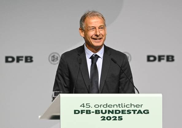 07.11.2025, xsltx, Fussball DFB Medientermine, DFB-Bundestag v.l. Jürgen Klinsmann (Ehrenspielfühgrer des DFB) hielt die Laudation für Bernhard Dietz (Kapitän der Europameistermannschaft von 1980), der im Rahmen des Bundestags ebenfalls zum Ehrenspielführer ernannt wurde (DFL DFB REGULATIONS PROHIBIT ANY USE OF PHOTOGRAPHS as IMAGE SEQUENCES and or QUASI-VIDEO)