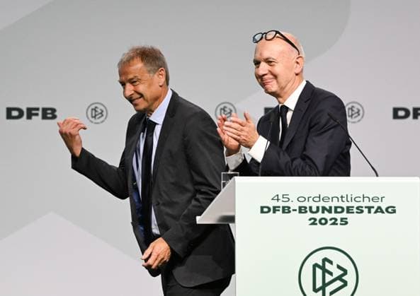 07.11.2025, xsltx, Fussball DFB Medientermine, DFB-Bundestag v.l. Jürgen Klinsmann (Ehrenspielfühgrer des DFB) hielt die Laudation für Bernhard Dietz (Kapitän der Europameistermannschaft von 1980), der im Rahmen des Bundestags ebenfalls zum Ehrenspielführer ernannt wurde, re. Bernd Neuendorf (DFB-Präsident) (DFL DFB REGULATIONS PROHIBIT ANY USE OF PHOTOGRAPHS as IMAGE SEQUENCES and or QUASI-VIDEO)