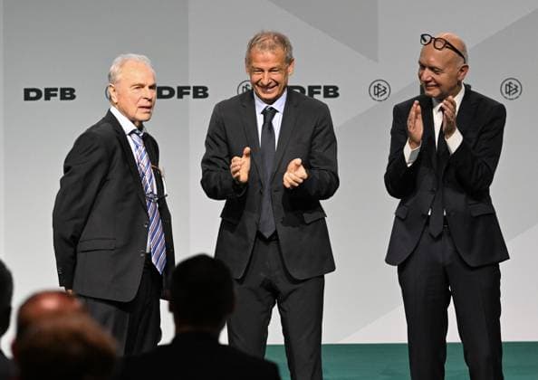 07.11.2025, xsltx, Fussball DFB Medientermine, DFB-Bundestag v.l. Bernhard Dietz (Ehrenspielführer des DFB) nach seiner Ernennung, Jürgen Klinsmann und Bernd Neuendorf (DFB-Präsident) (DFL DFB REGULATIONS PROHIBIT ANY USE OF PHOTOGRAPHS as IMAGE SEQUENCES and or QUASI-VIDEO)