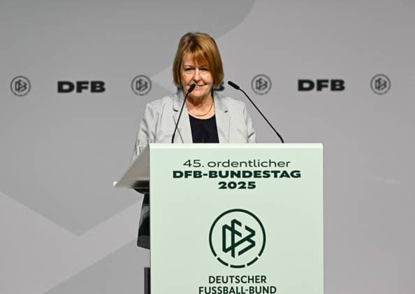07.11.2025, xsltx, Fussball DFB Medientermine, DFB-Bundestag v.l. Hannelore Ratzeburg hielt die Laudatio für die posthume Ernennung von Doris Fitschen zur Ehrenspielführerin des DFB (DFL DFB REGULATIONS PROHIBIT ANY USE OF PHOTOGRAPHS as IMAGE SEQUENCES and or QUASI-VIDEO)