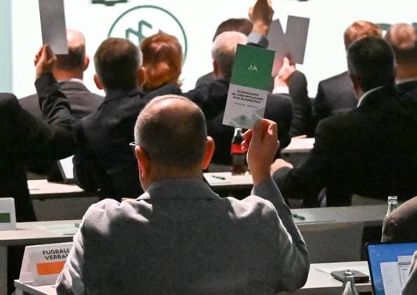 07.11.2025, xsltx, Fussball DFB Medientermine, DFB-Bundestag v.l. Abstimmungskarte beim DFB-Bundestag (DFL DFB REGULATIONS PROHIBIT ANY USE OF PHOTOGRAPHS as IMAGE SEQUENCES and or QUASI-VIDEO)