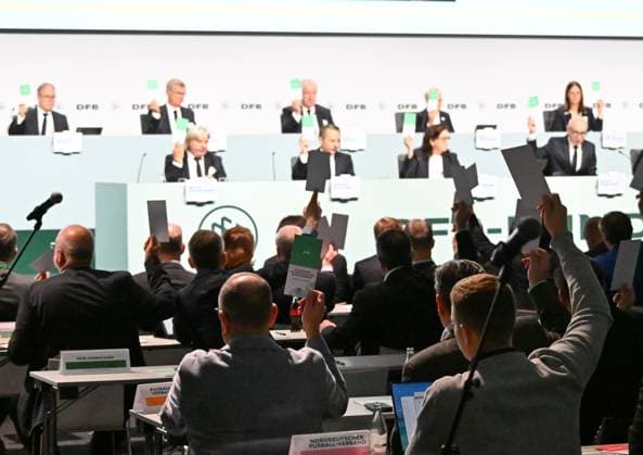 07.11.2025, xsltx, Fussball DFB Medientermine, DFB-Bundestag v.l. Abstimmung beim DFB Bundestag (DFL DFB REGULATIONS PROHIBIT ANY USE OF PHOTOGRAPHS as IMAGE SEQUENCES and or QUASI-VIDEO)
