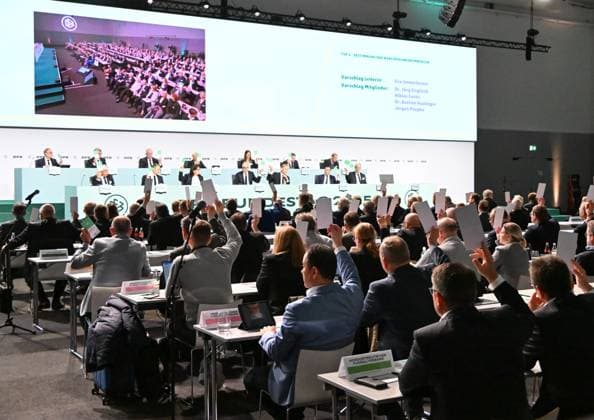 07.11.2025, xsltx, Fussball DFB Medientermine, DFB-Bundestag v.l. Abstimmung beim DFB Bundestag (DFL DFB REGULATIONS PROHIBIT ANY USE OF PHOTOGRAPHS as IMAGE SEQUENCES and or QUASI-VIDEO)