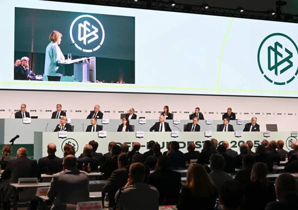 07.11.2025, xsltx, Fussball DFB Medientermine, DFB-Bundestag v.l. Das Präsidium des DFB (DFL DFB REGULATIONS PROHIBIT ANY USE OF PHOTOGRAPHS as IMAGE SEQUENCES and or QUASI-VIDEO)