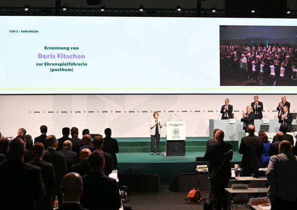 07.11.2025, xsltx, Fussball DFB Medientermine, DFB-Bundestag v.l. Stehende Ovationen bei der posthumen Ernennung von Doris Fitschen zur Ehrenspielführerin des DFB (DFL DFB REGULATIONS PROHIBIT ANY USE OF PHOTOGRAPHS as IMAGE SEQUENCES and or QUASI-VIDEO)