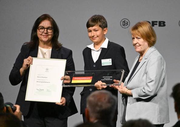 07.11.2025, xsltx, Fussball DFB Medientermine, DFB-Bundestag v.l. Heike Ullrich (DFB-Generalsekretärin), Leo Fitschen bei der Annahme der posthumen Ernennung seiner Mutter Doris Fitschen zur Ehrenspielführerin des DFB (DFL DFB REGULATIONS PROHIBIT ANY USE OF PHOTOGRAPHS as IMAGE SEQUENCES and or QUASI-VIDEO)