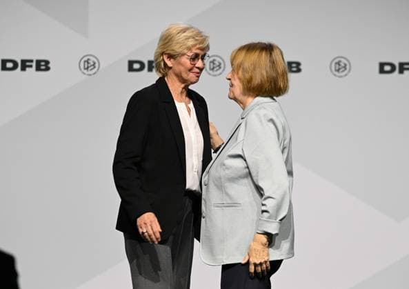 07.11.2025, xsltx, Fussball DFB Medientermine, DFB-Bundestag v.l. Silvia Neid, Grande Dame im deutschen Frauenfußball, und Hannelore Ratzeburg nach der Ernennung von Neid zur Ehrenspielführerin des DFB (DFL DFB REGULATIONS PROHIBIT ANY USE OF PHOTOGRAPHS as IMAGE SEQUENCES and or QUASI-VIDEO)
