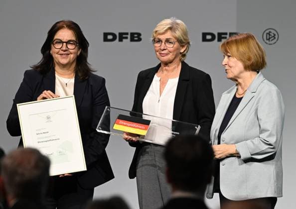07.11.2025, xsltx, Fussball DFB Medientermine, DFB-Bundestag v.l. Heike Ullrich (DFB-Generalsekretärin), Silvia Neid, Grande Dame im deutschen Frauenfußball, und Hannelore Ratzeburg bei der Ernennung von Neid zur Ehrenspielführerin des DFB (DFL DFB REGULATIONS PROHIBIT ANY USE OF PHOTOGRAPHS as IMAGE SEQUENCES and or QUASI-VIDEO)