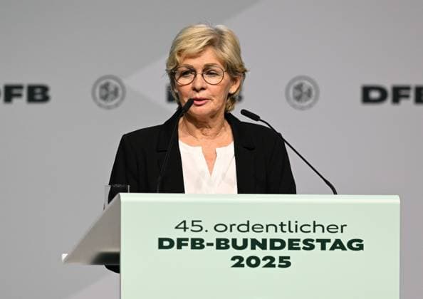 07.11.2025, xsltx, Fussball DFB Medientermine, DFB-Bundestag v.l. Silvia Neid bei ihrer Dankesrede nach der Ernennung zur Ehrenspielführerin des DFB (DFL DFB REGULATIONS PROHIBIT ANY USE OF PHOTOGRAPHS as IMAGE SEQUENCES and or QUASI-VIDEO)