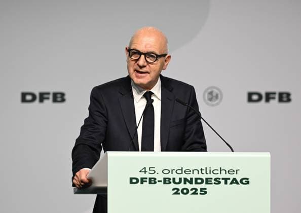 07.11.2025, xsltx, Fussball DFB Medientermine, DFB-Bundestag v.l. Bernd Neuendorf (DFB-Präsident) trägt den Rechenschaftsbericht des Präsidiums vor, verbunden mit einer Bewerbungsrede zur Wiederwahl (DFL DFB REGULATIONS PROHIBIT ANY USE OF PHOTOGRAPHS as IMAGE SEQUENCES and or QUASI-VIDEO)
