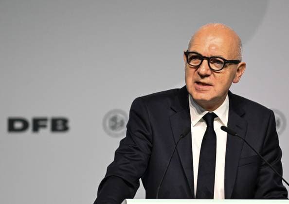 07.11.2025, xsltx, Fussball DFB Medientermine, DFB-Bundestag v.l. Bernd Neuendorf (DFB-Präsident) trägt den Rechenschaftsbericht des Präsidiums vor, verbunden mit einer Bewerbungsrede zur Wiederwahl (DFL DFB REGULATIONS PROHIBIT ANY USE OF PHOTOGRAPHS as IMAGE SEQUENCES and or QUASI-VIDEO)
