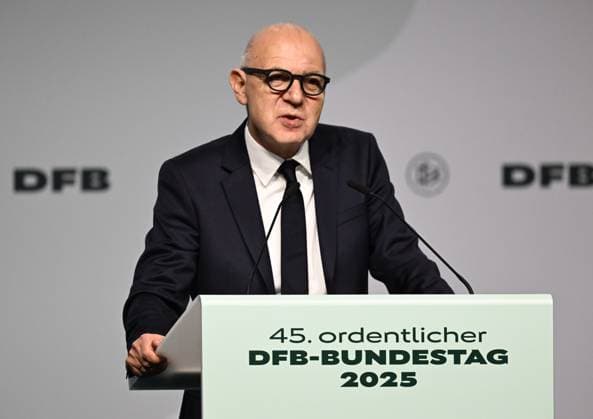 07.11.2025, xsltx, Fussball DFB Medientermine, DFB-Bundestag v.l. Bernd Neuendorf (DFB-Präsident) trägt den Rechenschaftsbericht des Präsidiums vor, verbunden mit einer Bewerbungsrede zur Wiederwahl (DFL DFB REGULATIONS PROHIBIT ANY USE OF PHOTOGRAPHS as IMAGE SEQUENCES and or QUASI-VIDEO)