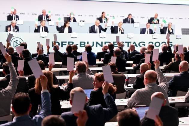GER, DFB-Präsidiumsmitglieder und Delegierten stimmen per Stimmkarte ab während dem 45. Ordentlichen DFB-Bundestag im DFB-Campus in Frankfurt am Main, 7.11.2025. 45. Ordentlicher DFB-Bundestag in Frankfurt am Main Frankfurt am Main Copyright: xEibner-Pressefoto FlorianxWiegandx EP_FWD