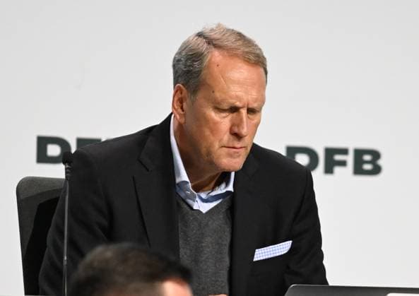 07.11.2025, xsltx, Fussball DFB Medientermine, DFB-Bundestag v.l. Steffen Schneekloth (DFB Vizepräsident stv. Sprecher des Präsidiums der DFL Deutsche Fußball Liga GmbH) (DFL DFB REGULATIONS PROHIBIT ANY USE OF PHOTOGRAPHS as IMAGE SEQUENCES and or QUASI-VIDEO)