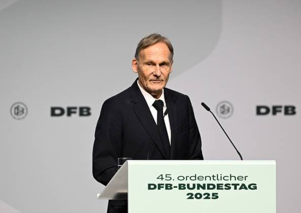 07.11.2025, xsltx, Fussball DFB Medientermine, DFB-Bundestag v.l. Hans-Joachim Watzke (DFL Vizepräsident) (DFL DFB REGULATIONS PROHIBIT ANY USE OF PHOTOGRAPHS as IMAGE SEQUENCES and or QUASI-VIDEO)