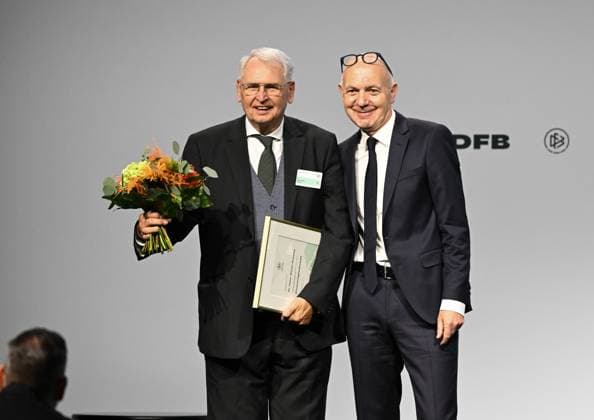 07.11.2025, xsltx, Fussball DFB Medientermine, DFB-Bundestag v.l. Dr. Hans-Dieter Drewitz wurde für sein vielfältiges Engagement im Deutschen Fußball zum Ehrenmitglied ernannt, re. Bernd Neuendorf (DFB-Präsident) (DFL DFB REGULATIONS PROHIBIT ANY USE OF PHOTOGRAPHS as IMAGE SEQUENCES and or QUASI-VIDEO)