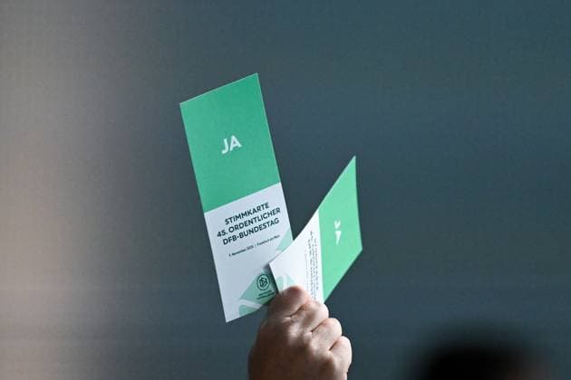 GER, Delegierten stimmen per Stimmkarte ab während dem 45. Ordentlichen DFB-Bundestag im DFB-Campus in Frankfurt am Main, 7.11.2025. 45. Ordentlicher DFB-Bundestag in Frankfurt am Main Frankfurt am Main Copyright: xEibner-Pressefoto FlorianxWiegandx EP_FWD