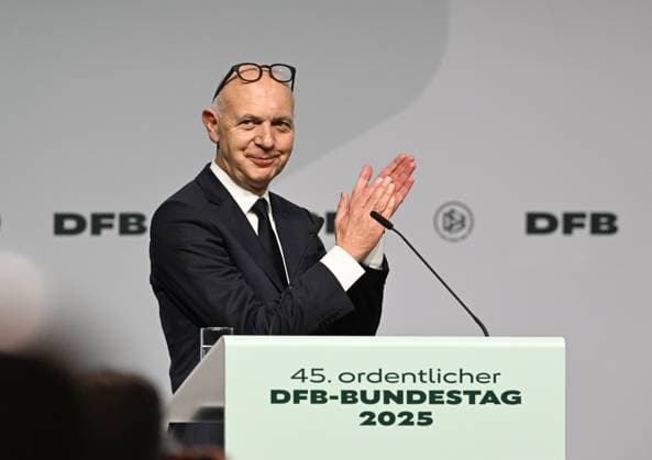 07.11.2025, xsltx, Fussball DFB Medientermine, DFB-Bundestag v.l. Bernd Neuendorf (DFB-Präsident) unmittelbar nach seiner Wiederwahl (DFL DFB REGULATIONS PROHIBIT ANY USE OF PHOTOGRAPHS as IMAGE SEQUENCES and or QUASI-VIDEO) *** 07 11 2025, xsltx, Football DFB Media Dates, DFB Bundestag v l Bernd Neuendorf DFB President immediately after his re-election DFL DFB REGULATIONS PROHIBIT ANY USE OF PHOTOGRAPHS as IMAGE SEQUENCES and or QUASI VIDEO