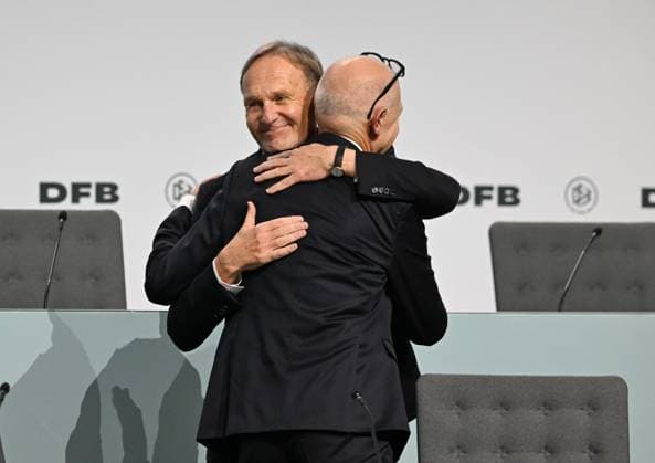 07.11.2025, xsltx, Fussball DFB Medientermine, DFB-Bundestag v.l. Hans-Joachim Watzke (DFL Vizepräsident) nach seiner Wiederwahl, re. Bernd Neuendorf (DFB-Präsident) (DFL DFB REGULATIONS PROHIBIT ANY USE OF PHOTOGRAPHS as IMAGE SEQUENCES and or QUASI-VIDEO)