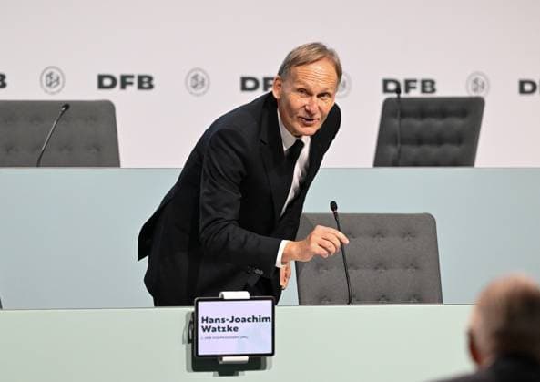 07.11.2025, xsltx, Fussball DFB Medientermine, DFB-Bundestag v.l. Hans-Joachim Watzke (DFL Vizepräsident) na h seiner Wiederwahl (DFL DFB REGULATIONS PROHIBIT ANY USE OF PHOTOGRAPHS as IMAGE SEQUENCES and or QUASI-VIDEO)