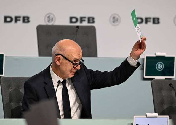 07.11.2025, xsltx, Fussball DFB Medientermine, DFB-Bundestag v.l. Bernd Neuendorf (DFB-Präsident) übt sein Stimmrecht aus (DFL DFB REGULATIONS PROHIBIT ANY USE OF PHOTOGRAPHS as IMAGE SEQUENCES and or QUASI-VIDEO)