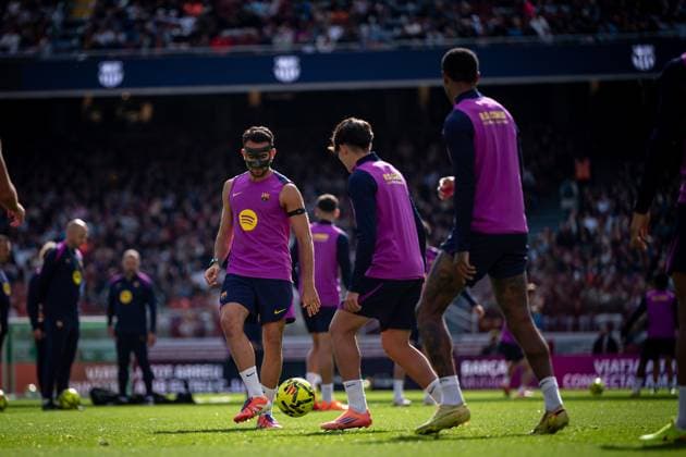 Eric Garcia FC Barcelona, Barca controls the ball during FC Barcelona™s first training at Spotify Camp Nou following its renovation. At Spotify Camp Nou in Barcelona, , Spain, on November 07 2025. Photo by Felipe Mondino Copyright: x@FELIPExMONDINOx