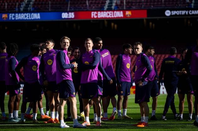 Frankie De Jong FC Barcelona, Barca and Dani Olmo (FC Barcelona) are seen during FC Barcelona™s first training at Spotify Camp Nou following its renovation. At Spotify Camp Nou in Barcelona, , Spain, on November 07 2025. Photo by Felipe Mondino Copyright: x@FELIPExMONDINOx