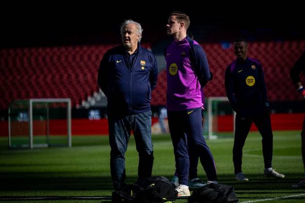 Goalkeeper Marc-AndrÃ ter Stegen FC Barcelona, Barca looks on during FC Barcelona™s first training at Spotify Camp Nou following its renovation. At Spotify Camp Nou in Barcelona, , Spain, on November 07 2025. Photo by Felipe Mondino Copyright: x@FELIPExMONDINOx