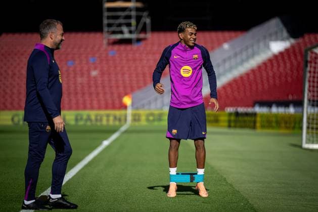 Lamine Yamal FC Barcelona, Barca and Head Coach Hansi Flick (FC Barcelona) smiles during FC Barcelona™s first training at Spotify Camp Nou following its renovation. At Spotify Camp Nou in Barcelona, , Spain, on November 07 2025. Photo by Felipe Mondino Copyright: x@FELIPExMONDINOx
