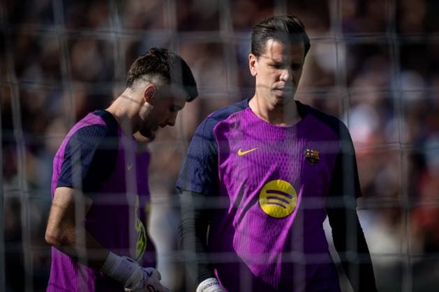 Goalkeeper Joan Garcia FC Barcelona, Barca and Goalkeeper Wojciech Szczesny (FC Barcelona) are seen during FC Barcelona™s first training at Spotify Camp Nou following its renovation. At Spotify Camp Nou in Barcelona, , Spain, on November 07 2025. Photo by Felipe Mondino Copyright: x@FELIPExMONDINOx