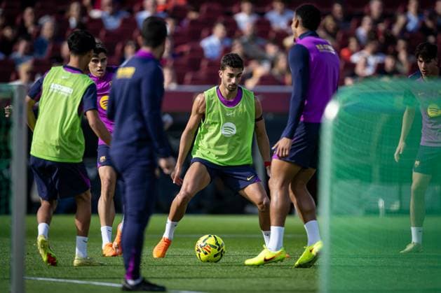 Ferran Torres FC Barcelona, Barca controls the ball during FC Barcelona™s first training at Spotify Camp Nou following its renovation. At Spotify Camp Nou in Barcelona, , Spain, on November 07 2025. Photo by Felipe Mondino Copyright: x@FELIPExMONDINOx