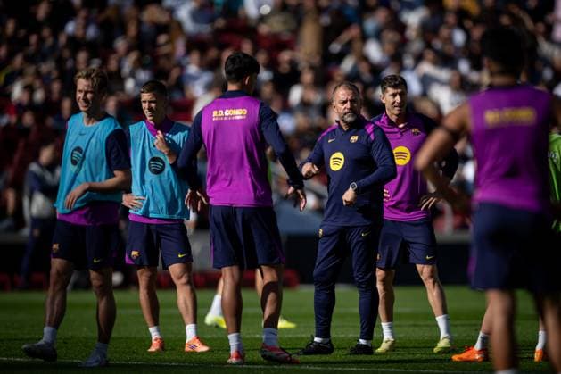 Head Coach Hansi Flick FC Barcelona, Barca gestures during FC Barcelona™s first training at Spotify Camp Nou following its renovation. At Spotify Camp Nou in Barcelona, , Spain, on November 07 2025. Photo by Felipe Mondino Copyright: x@FELIPExMONDINOx